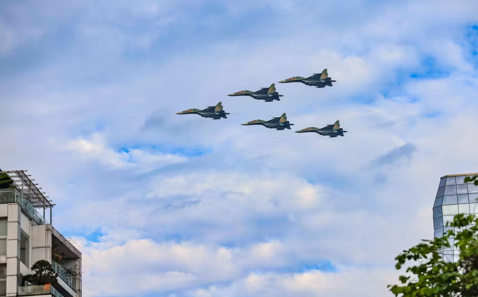 Su-30MK2战斗机在巴亭广场上空执行飞行任务。图自越通社