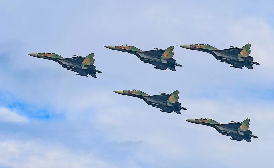 Su-30MK2战斗机在巴亭广场上空执行飞行任务。图自越通社