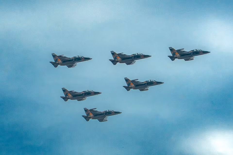 Su-30MK2战斗机在巴亭广场上空执行飞行任务。图自越通社
