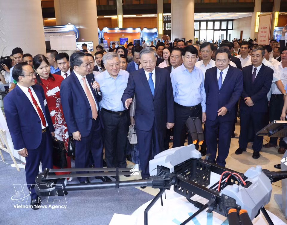 越共中央总书记苏林与各位代表在国会大厦参观“民营经济发展成就及民营企业产品展位”展览（2025年5月18日）。该展览在贯彻落实关于在新时代改革创新立法和执法工作以适应国家发展要求的第66-NQ/TW决议和关于发展民营经济的第68-NQ/TW决议的全国会议上举行。图自越通社