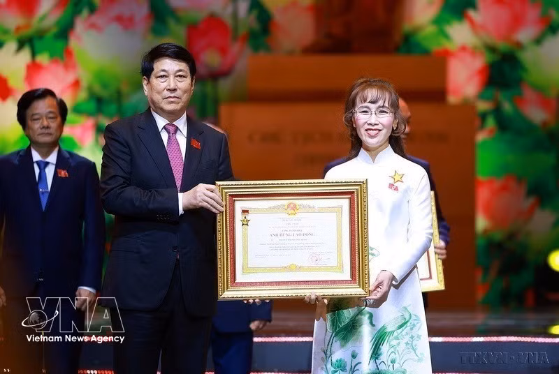越南国家主席梁强向越捷航空公司董事会主席、Sovico集团主席、HD Bank常务副主席阮芳草颁发劳动英雄称号（2025年12月）。图自越通社