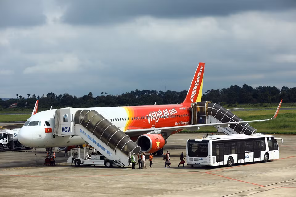 越捷航空公司的飞机在邦美蜀机场接送乘客。图自越通社
