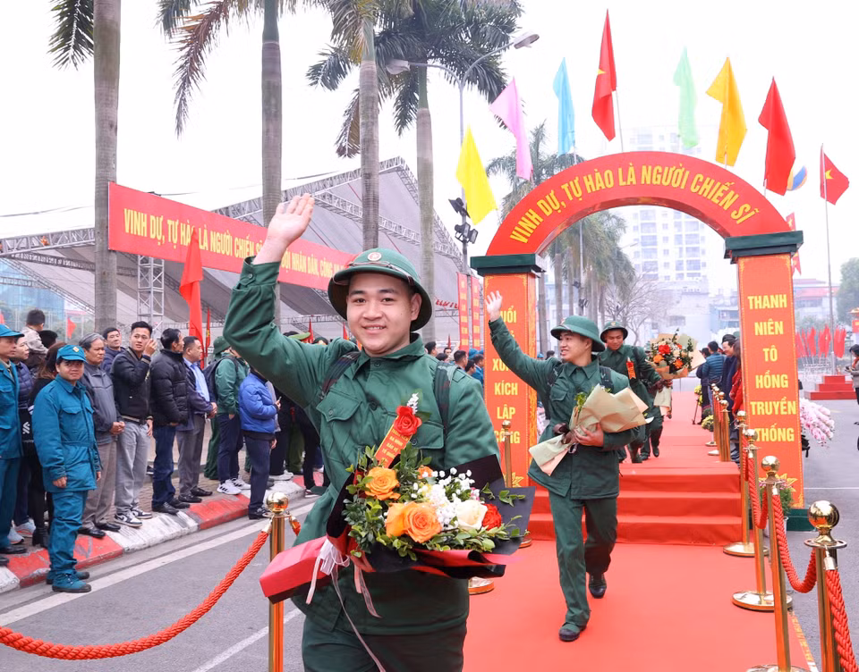 新兵们兴高采烈地启程参军入伍。图自越通社