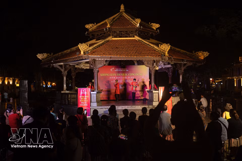 在李太祖花园八角楼区域举办的社区传统乐器表演活动。图自越通社