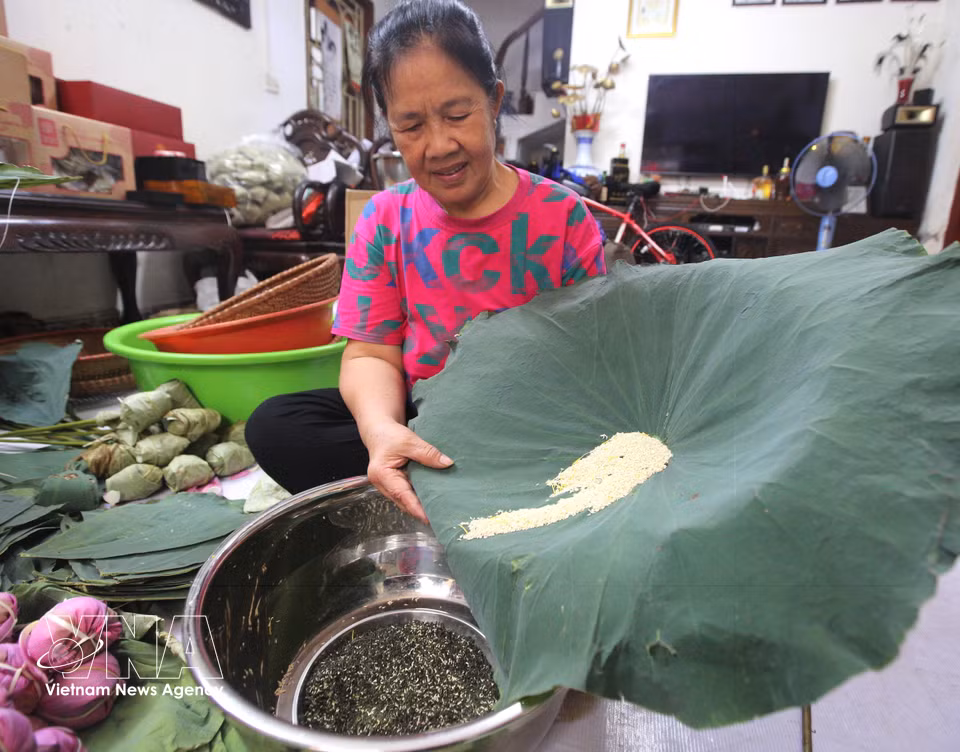 窨茶是传统荷花制作技艺中的“关键”工序。图自越通社