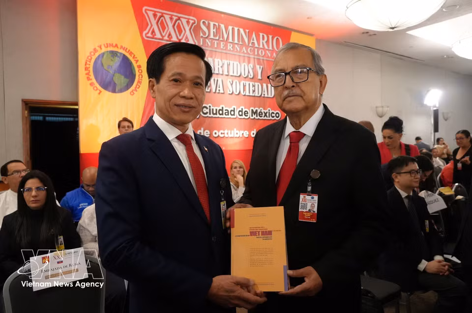 胡志明国家政治学院副院长黄福林向墨西哥众议院外交委员会主席、议员佩德罗·巴斯克斯·冈萨雷斯（Pedro Vázquez González）赠送《新时代中实现越南强盛的渴望》一书。图自越通社