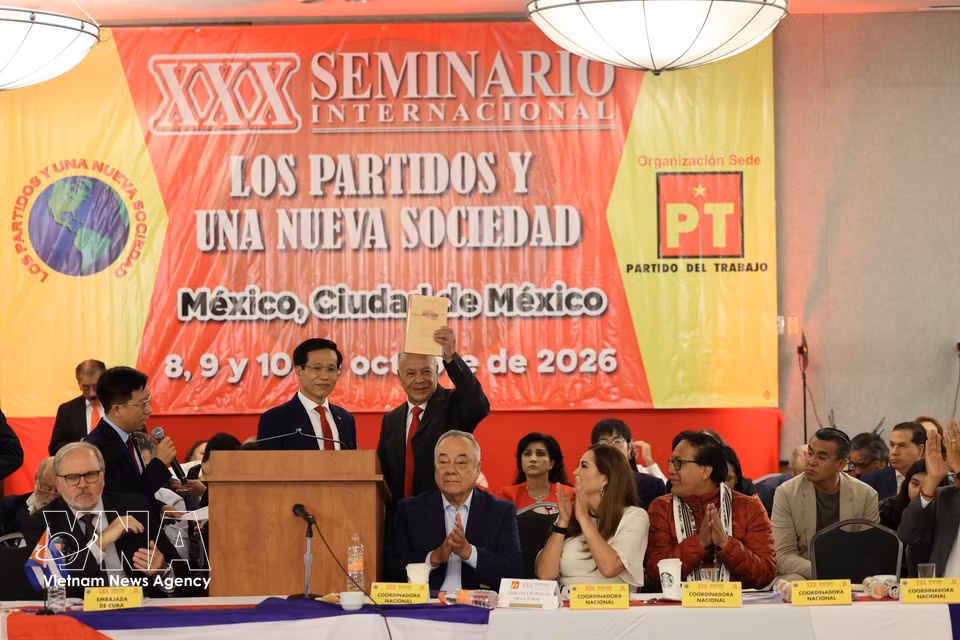 墨西哥劳动党总书记、参议员阿尔贝托·阿纳亚·古铁雷斯（Alberto Anaya Gutiérrez）在研讨会上举起《新时代中实现越南强盛的渴望》一书。图自越通社