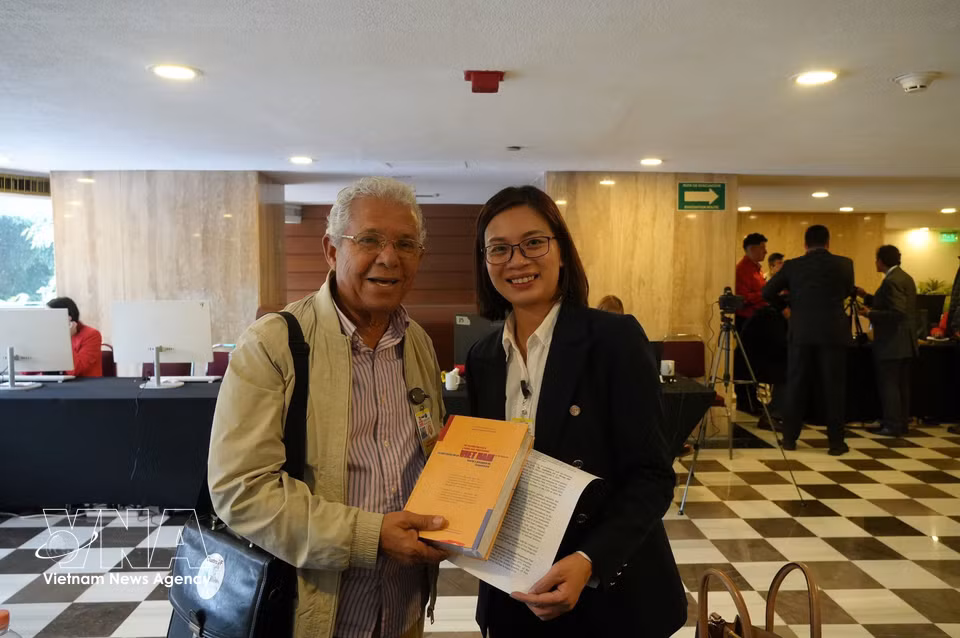 代表们了解《新时代中实现越南强盛的渴望》一书，该书汇集了越共中央总书记、国家主席苏林的代表性文章和讲话。图自越通社