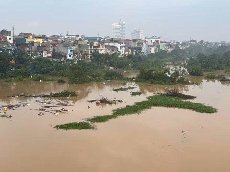 红河水位上涨，影响河内市民生活。图自越通社