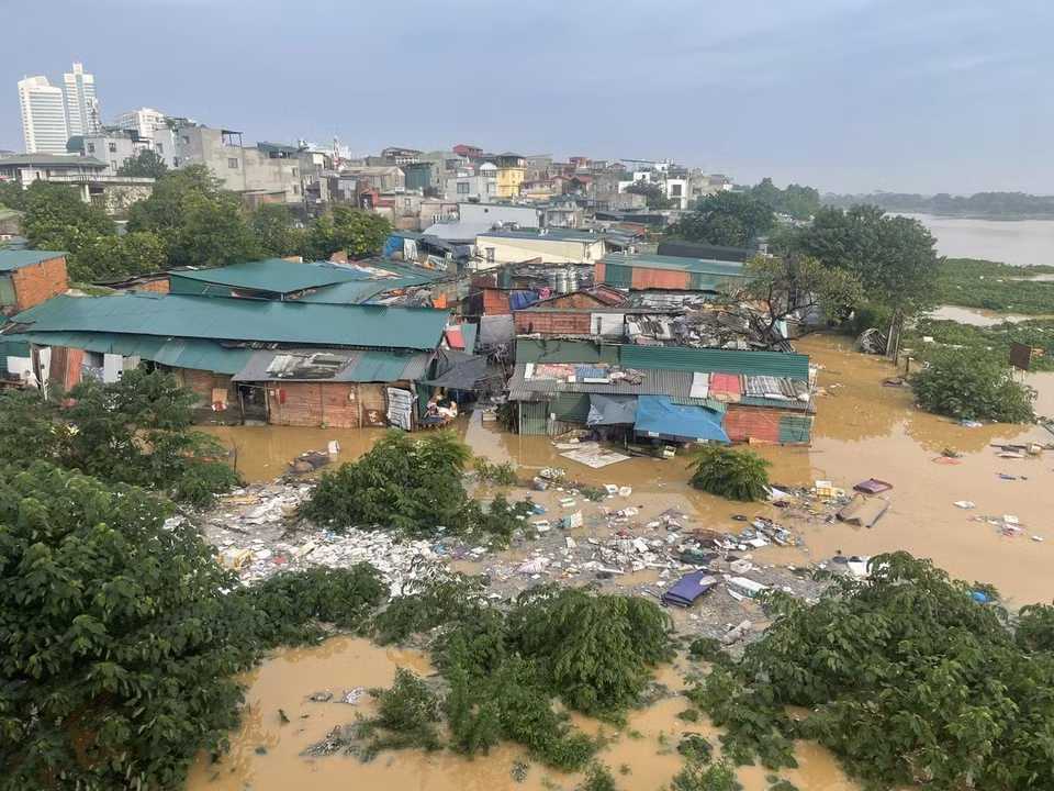 红河水位上涨，涌入沿岸居民区。图自越通社
