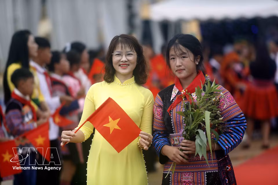 山罗省安山小学和初中一贯制寄宿学校师生在落成典礼上欢欣鼓舞。图自越通社