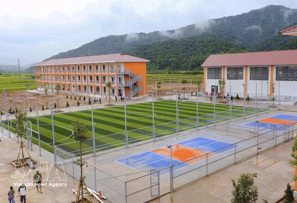 人造草坪足球场、宿舍楼和多功能厅为奠边省三民小学和初中一贯制寄宿学校学生创造了便利的学习、体育锻炼和课外活动空间。图自越通社