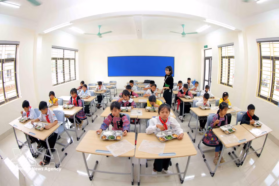 山罗省刚落成的安山小学和初中一贯制寄宿学校学生的午餐时间。图自越通社