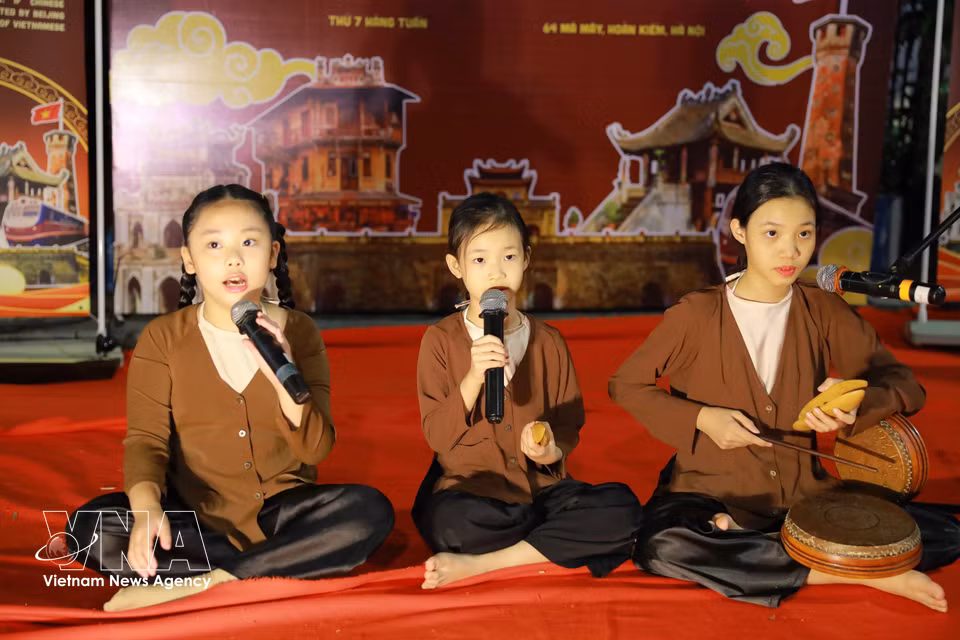 “传统音乐之旅”于2025年10月25日在河内举行，是《迷醉盲人曲》项目框架内的亮点活动，由FPT大学河内分校多媒体传播专业学生团体实施，旨在拉近盲人曲与年轻一代的距离，播撒民族文化遗产的热爱之种。图自越通社