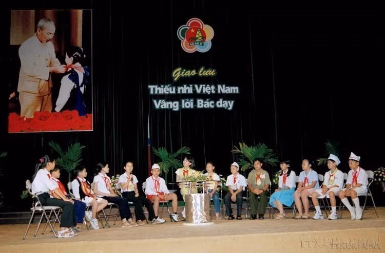 第六届大会"越南儿童听胡伯伯话"交流活动（河内，2005年）。图自越通社