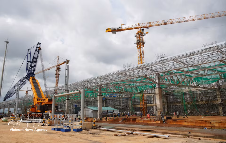 隆城机场第一货运航站楼正在建设中。图自越通社