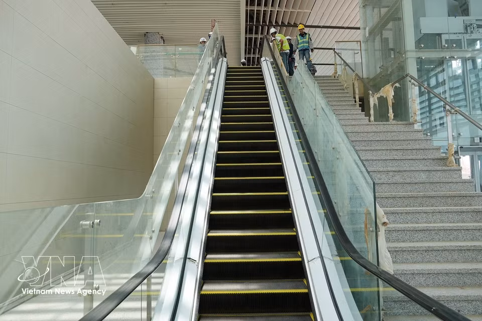 隆城机场旅客航站楼的自动扶梯已安装完毕，正在试运行。图自越通社