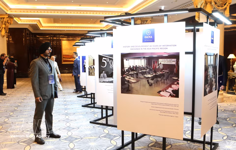 代表们参观展览。图自越通社