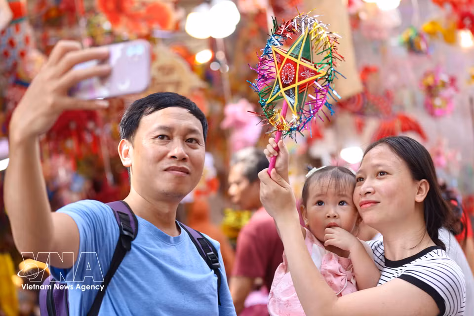 在传统中秋集市五彩缤纷的气氛中留下美好瞬间。图自越通社