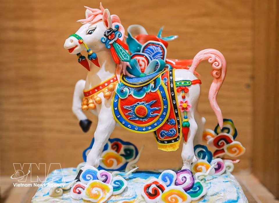 作品《面塑白马》——白马形象灵感源自白马祠龙肚神传说，该神守护并护佑古都升龙城。图自越通社