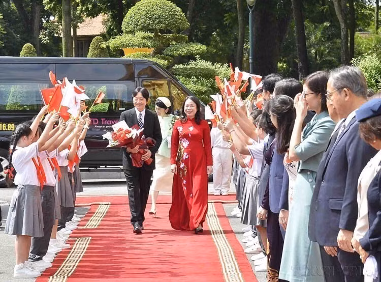 国家副主席武氏映春主持欢迎仪式，欢迎对越南进行正式访问的日本皇嗣秋筱宫文仁亲王和纪子王妃（河内，2023年9月21日）。图自越通社