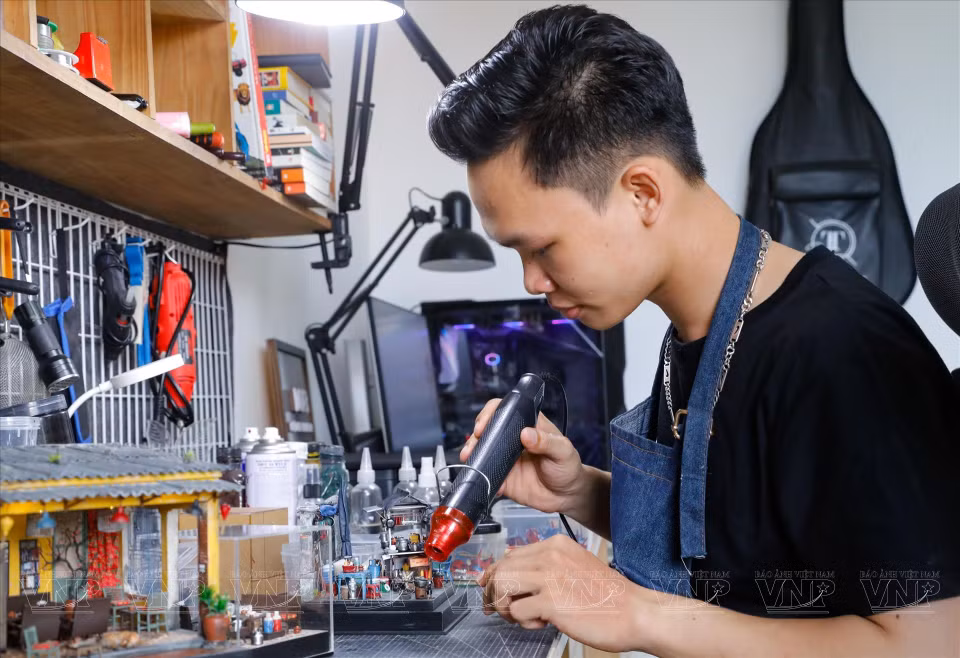 将各部分零件组装成型需要极高的技巧。图自越通社