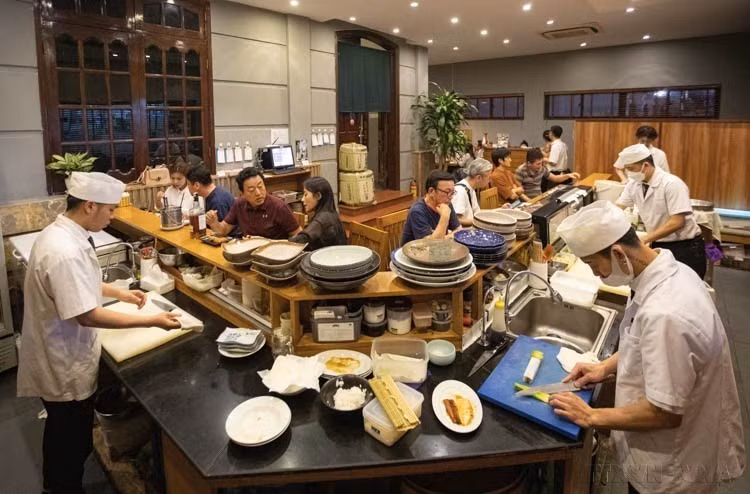 为了满足人们了解、品尝和熟悉日本料理（2013年被联合国教科文组织列为非物质文化遗产）的需求，许多从经济型到高档型的日式餐厅已在河内市中心开业，为促进两国之间的合作、交流和发展做出贡献（2023年4月18日）。图自越通社