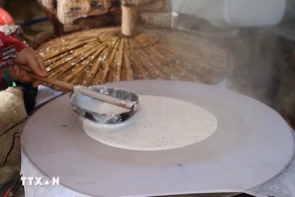 制作米皮的过程中，工匠们的手法要迅速且均匀，确保米皮的厚度恰到好处。图自 越通社