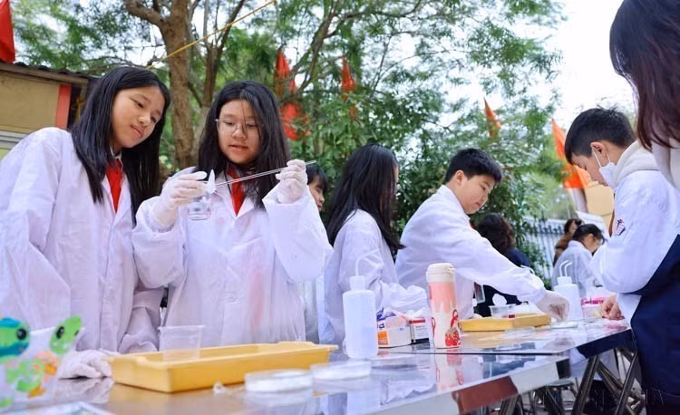 河内征王初中学校学生参加2023-2024学年STEM科技节创意体验活动。图自越通社