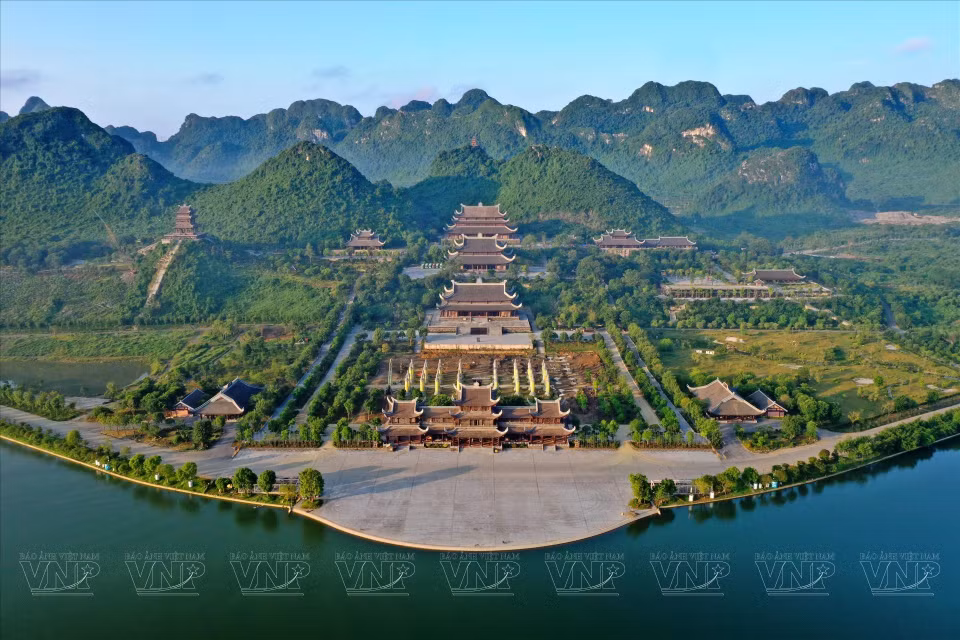 从三祝寺的正面俯瞰一片广阔的湖区。图自越通社/越南画报