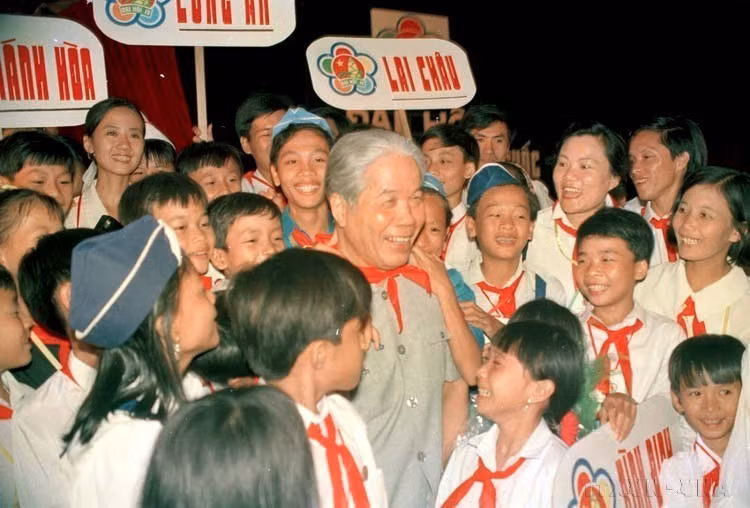 杜梅总书记接见第四届全国“胡伯伯号儿童”大会代表（1995年）。图自越通社