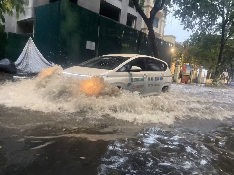 河内街头突降暴雨后出现积水。图自越通社