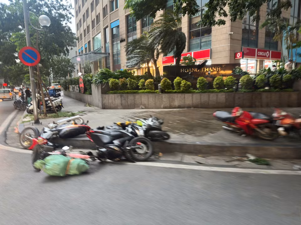 多辆交通工具被强风刮倒。图自越通社
