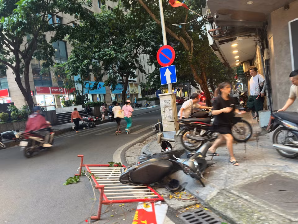 多辆交通工具被强风刮倒。图自越通社