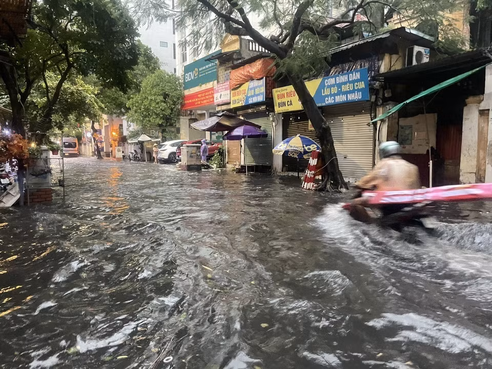 河内街头突降暴雨后出现积水。图自越通社