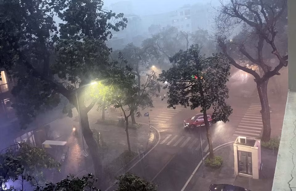 大雨夹杂强烈大风袭击河内。图自越通社