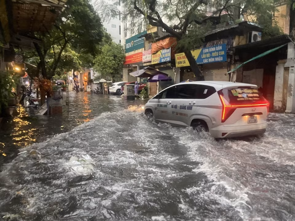 河内街头突降暴雨后出现积水。图自越通社
