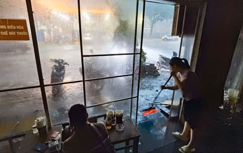 一家商店主动断电，以防发生火灾爆炸事故。图自越通社