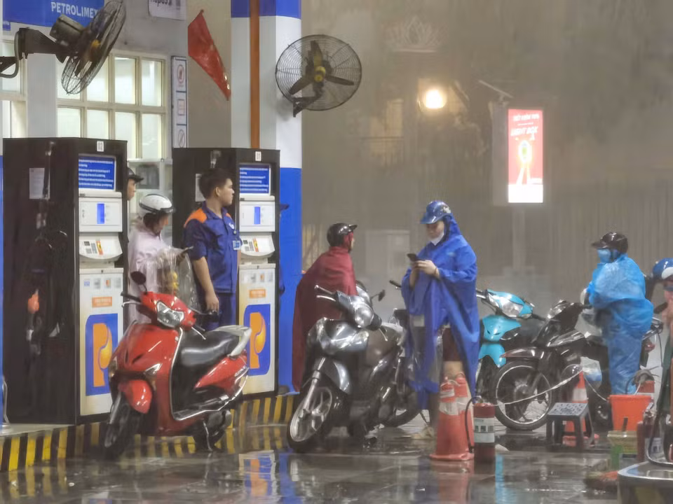 市民进入加油站内躲避雷雨大风。图自越通社
