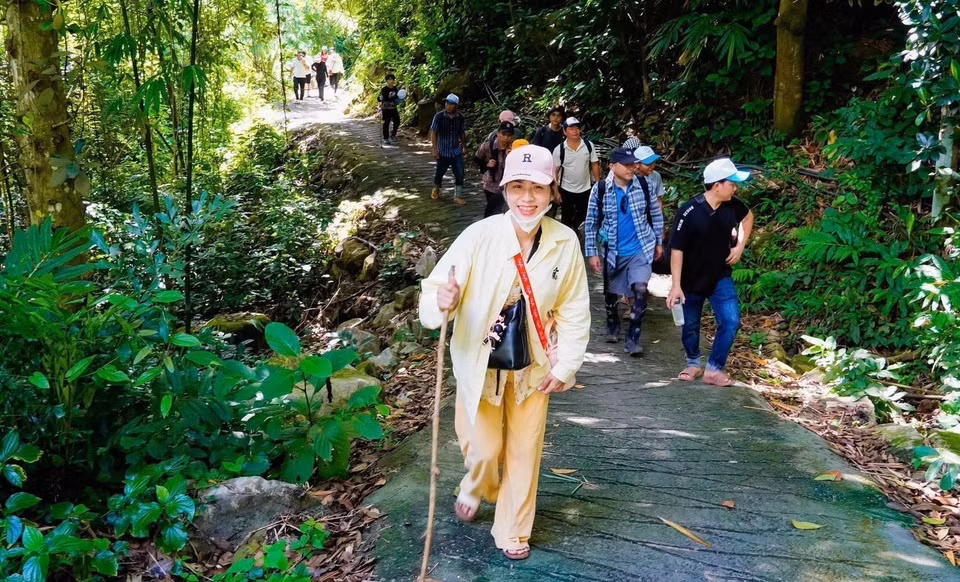 游客徒步征服“西部屋脊”，探索自我。图自越通社