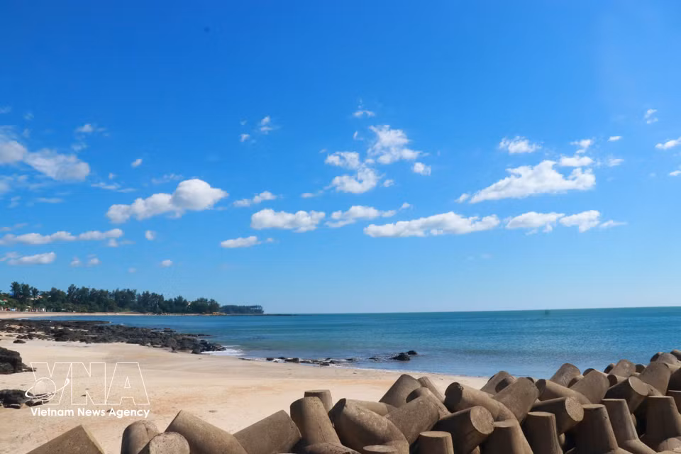 碧海、白沙与天然岩滩共同造就了松门独具魅力的美景。图自越通社