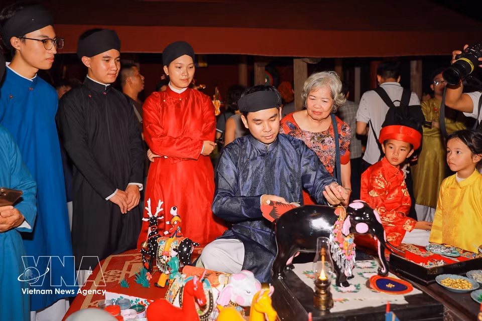 年轻人进行互动展演，将中秋玩具产品融入当代创意空间。图自越通社