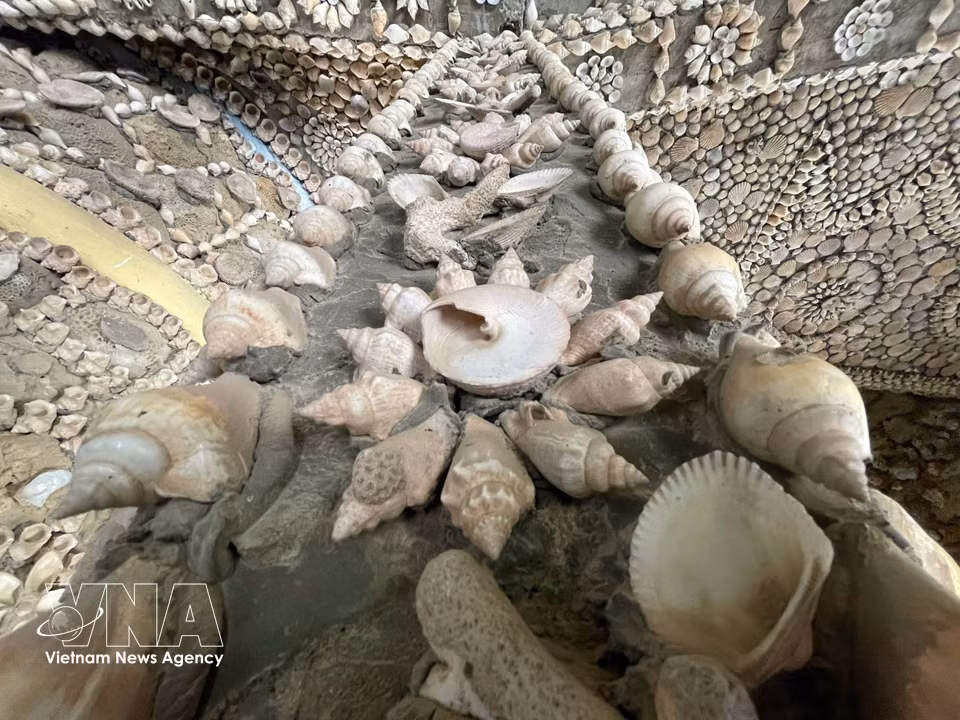 慈云寺内用贝壳凸显纹饰图案。图自越通社