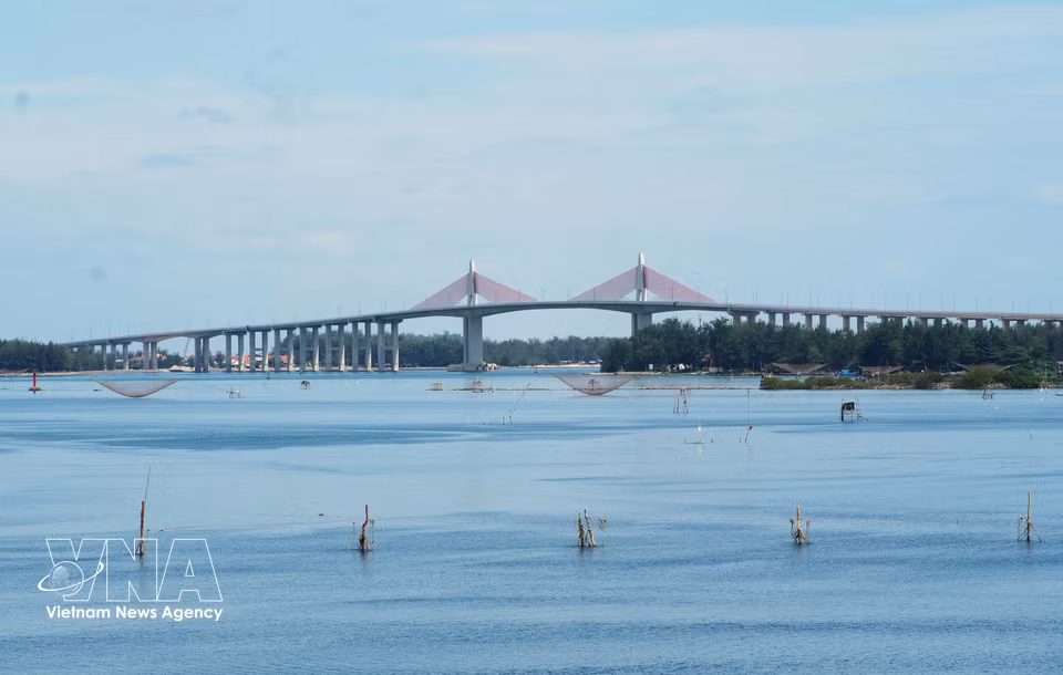 从三江潟湖眺望顺化市顺安海口，尽显原始、宁静之美。图自越通社