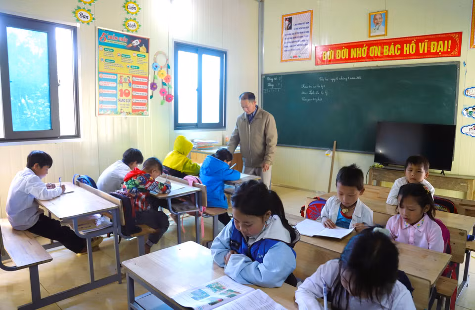 仁梅民族寄宿制小学驻村教师在复式班授课。图自越通社