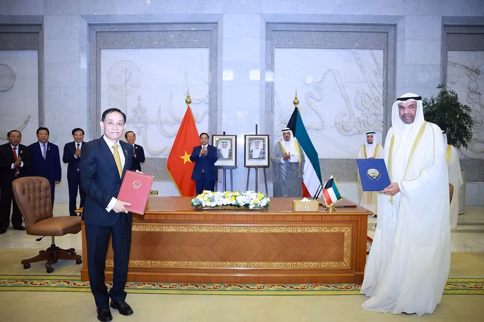 政府总理范明政与科威特首相艾哈迈德·阿卜杜拉·艾哈迈德·萨巴赫共同见证越南与科威特签署《外交护照和公务护照互免签证协定修订议定书》以及越南外交学院与科威特 Saud Al-Nasswe Al-Sabah 外交学院之间的备忘录。图自越通社
