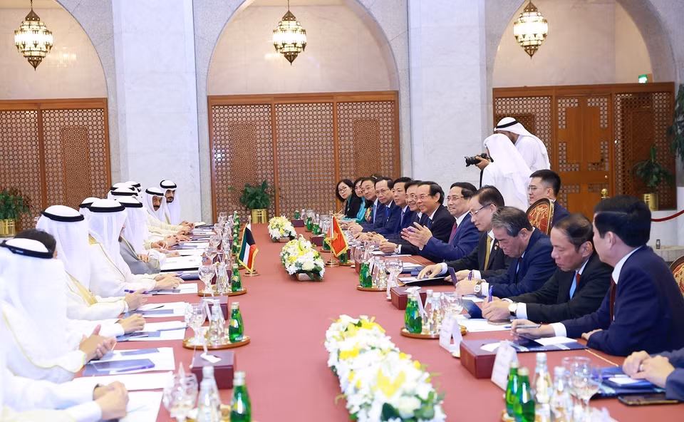 越南政府总理范明政与科威特国首相艾哈迈德·阿卜杜拉·艾哈迈德·萨巴赫举行会谈。图自越通社