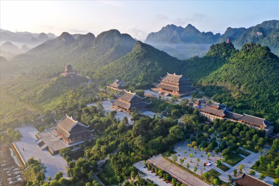从高处俯瞰的三祝寺庙群正面全景。图自越通社/越南画报