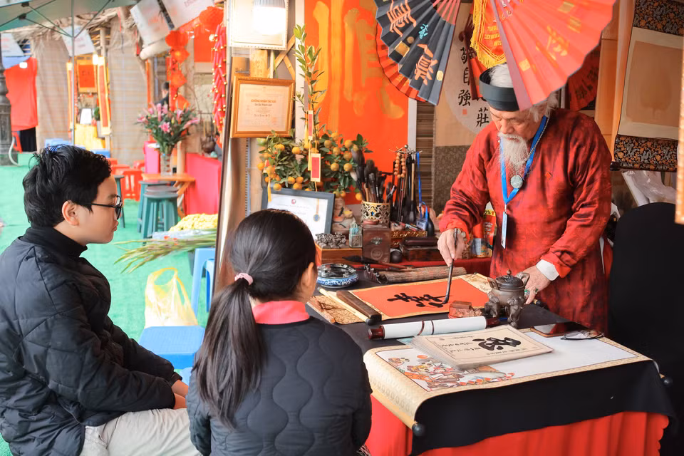 年初求墨宝有助于人们铭记传统价值，祈愿新的一年里万事吉祥。图自越通社
