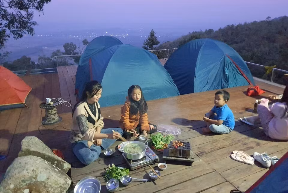 一家游客选择禁山山顶的“云之家”民宿，享受“慢生活”。图自越通社